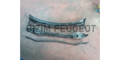 Peugeot 207 2006-2014 Çıkma Ön Cam Alt Izgara Takımı